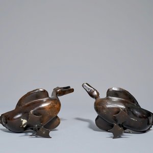 A pair of Chinese bronze duck-shaped incense burners and covers, 18/19th C. — 照片 6