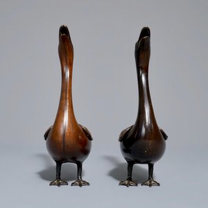 A pair of Chinese bronze duck-shaped incense burners and covers, 18th C. — 照片 2