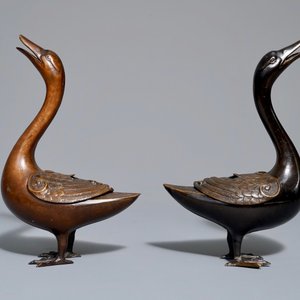 A pair of Chinese bronze duck-shaped incense burners and covers, 18th C. — 照片 3