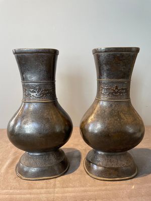 A pair of Chinese bronze 'hu' vases with Taotie design, Song/Yuan — 照片 1