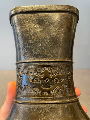 A pair of Chinese bronze 'hu' vases with Taotie design, Song/Yuan — 照片 12