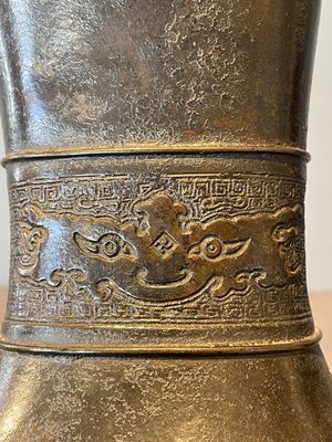 A pair of Chinese bronze 'hu' vases with Taotie design, Song/Yuan — 照片 3