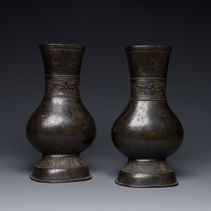 A pair of Chinese bronze 'hu' vases with Taotie design, Song/Yuan — 照片 1