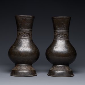 A pair of Chinese bronze 'hu' vases with Taotie design, Song/Yuan — 照片 2