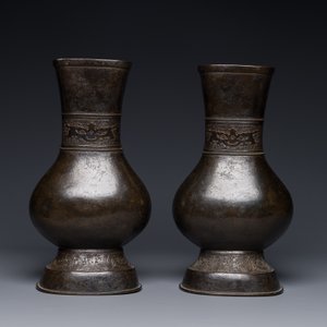 A pair of Chinese bronze 'hu' vases with Taotie design, Song/Yuan — 照片 3