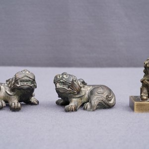 A pair of Chinese bronze 'lion' scroll weights and a seal, Ming and 18th C. — 照片 12