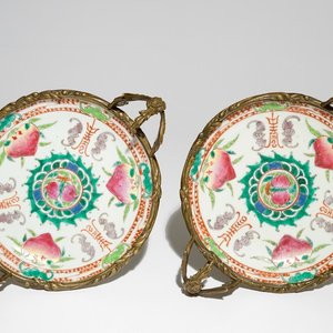 A pair of Chinese bronze-mounted famille rose plates with bats and peaches, Guangxu, 19/20th C. — 照片 1