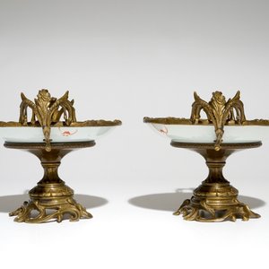 A pair of Chinese bronze-mounted famille rose plates with bats and peaches, Guangxu, 19/20th C. — 照片 4