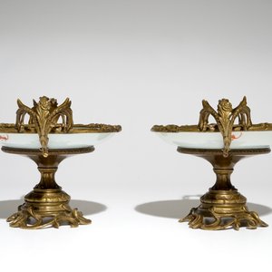 A pair of Chinese bronze-mounted famille rose plates with bats and peaches, Guangxu, 19/20th C. — 照片 6