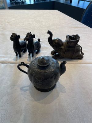 A pair of Chinese bronze mythical creatures and two ewers, Ming — photo 1