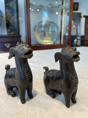 A pair of Chinese bronze mythical creatures and two ewers, Ming — photo 14
