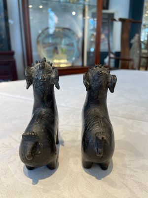 A pair of Chinese bronze mythical creatures and two ewers, Ming — photo 15