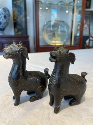 A pair of Chinese bronze mythical creatures and two ewers, Ming — photo 16
