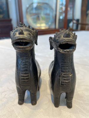 A pair of Chinese bronze mythical creatures and two ewers, Ming — photo 17