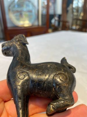 A pair of Chinese bronze mythical creatures and two ewers, Ming — photo 18