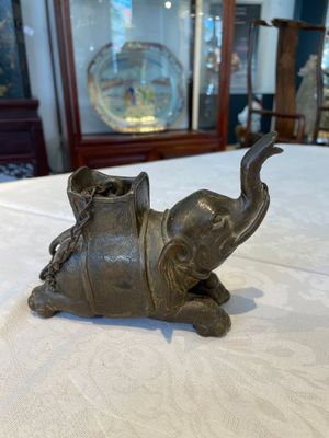 A pair of Chinese bronze mythical creatures and two ewers, Ming — photo 2