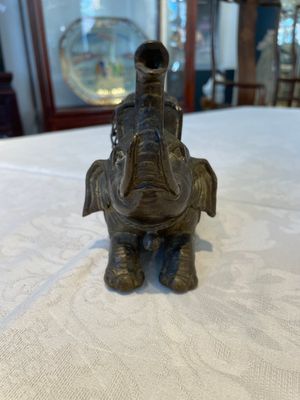 A pair of Chinese bronze mythical creatures and two ewers, Ming — photo 4