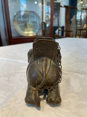 A pair of Chinese bronze mythical creatures and two ewers, Ming — photo 6