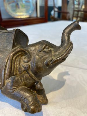A pair of Chinese bronze mythical creatures and two ewers, Ming — photo 8