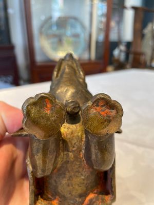 A pair of Chinese bronze mythical creatures and two ewers, Ming — photo 9