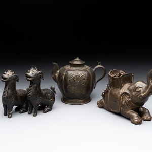 A pair of Chinese bronze mythical creatures and two ewers, Ming — photo 1
