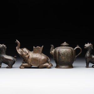 A pair of Chinese bronze mythical creatures and two ewers, Ming — photo 2