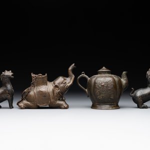 A pair of Chinese bronze mythical creatures and two ewers, Ming — photo 3