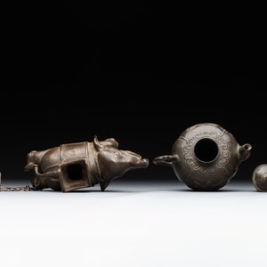 A pair of Chinese bronze mythical creatures and two ewers, Ming — photo 4