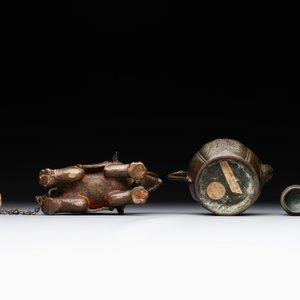 A pair of Chinese bronze mythical creatures and two ewers, Ming — photo 5