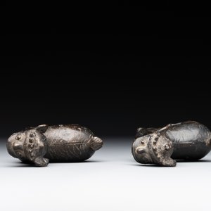 A pair of Chinese bronze mythical creatures and two ewers, Ming — photo 6