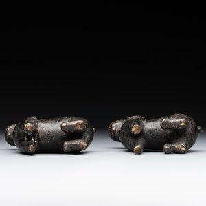 A pair of Chinese bronze mythical creatures and two ewers, Ming — photo 7