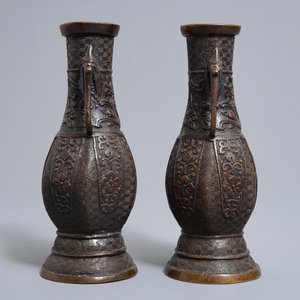A pair of Chinese bronze vases in archaic style, 19th C. — 照片 2