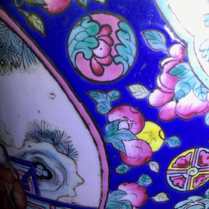 A pair of Chinese 'buddhist lions' vases and two famille rose vases, 19th C. — 照片 17