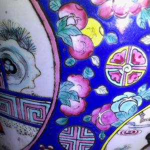 A pair of Chinese 'buddhist lions' vases and two famille rose vases, 19th C. — 照片 18