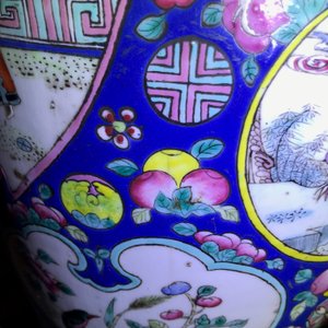 A pair of Chinese 'buddhist lions' vases and two famille rose vases, 19th C. — 照片 19