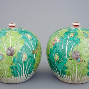A pair of Chinese "cabbage and insects" ginger jars and covers, 19th C. — photo 1