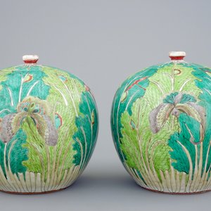 A pair of Chinese "cabbage and insects" ginger jars and covers, 19th C. — photo 2
