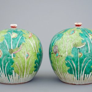 A pair of Chinese "cabbage and insects" ginger jars and covers, 19th C. — photo 4