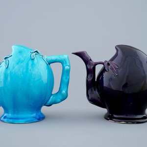 A pair of Chinese cadogan peach-shaped teapots in turquoise and aubergine, 18/19th C. — 照片 1