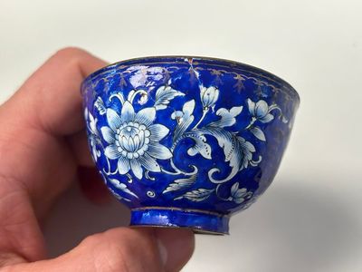 A pair of Chinese Canton enamel bowls and a pair of 'double-happiness' cups, Ruyi 如意 mark, Qianlong — photo 3