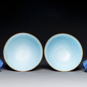 A pair of Chinese Canton enamel bowls and a pair of 'double-happiness' cups, Ruyi 如意 mark, Qianlong — photo 3