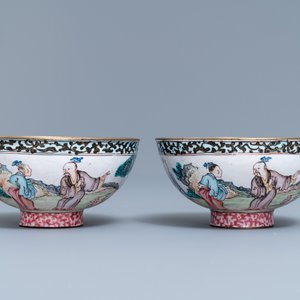 A pair of Chinese Canton enamel bowls with figures in a landscape, Yongzheng/Qianlong — photo 3