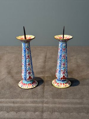 A pair of Chinese Canton enamel candlesticks with floral design, Yongzheng/Qianlong — foto 1