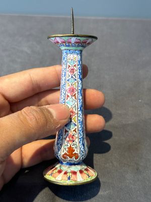 A pair of Chinese Canton enamel candlesticks with floral design, Yongzheng/Qianlong — foto 11