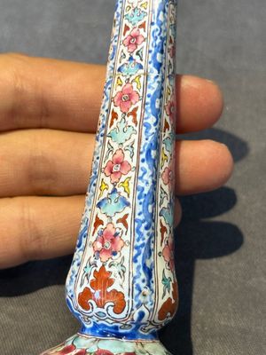 A pair of Chinese Canton enamel candlesticks with floral design, Yongzheng/Qianlong — foto 13