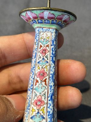 A pair of Chinese Canton enamel candlesticks with floral design, Yongzheng/Qianlong — foto 15