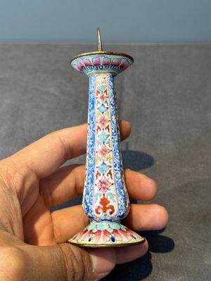 A pair of Chinese Canton enamel candlesticks with floral design, Yongzheng/Qianlong — foto 2