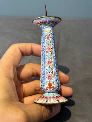 A pair of Chinese Canton enamel candlesticks with floral design, Yongzheng/Qianlong — foto 3