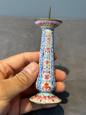 A pair of Chinese Canton enamel candlesticks with floral design, Yongzheng/Qianlong — foto 4