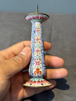 A pair of Chinese Canton enamel candlesticks with floral design, Yongzheng/Qianlong — foto 5